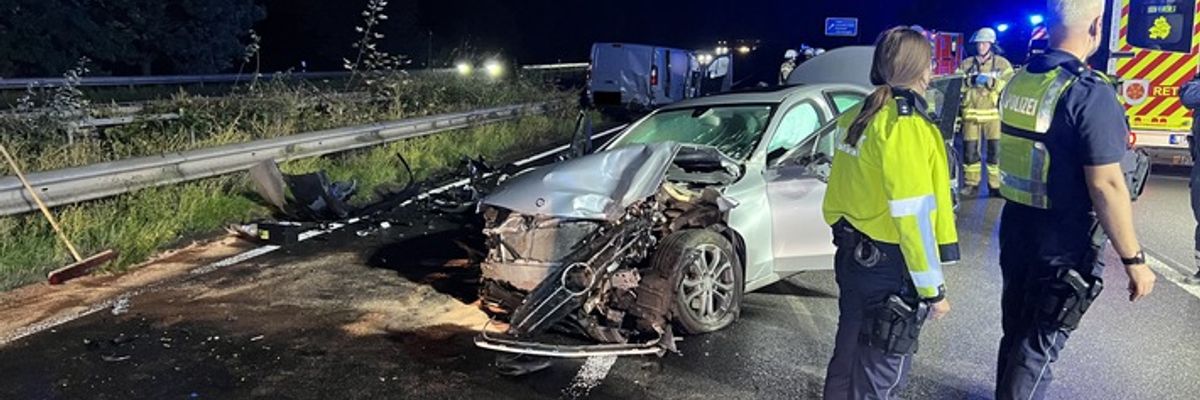 FF Bad Salzuflen: Drei Verletzte und ein Toter bei schwerem Verkehrsunfall auf der A2 / Feuerwehr Bad Salzuflen ist mit 50 Einsatzkräften bis in den Morgen vor Ort