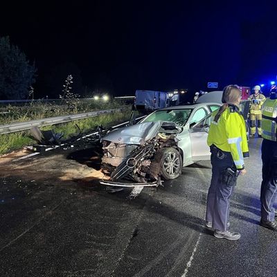 FF Bad Salzuflen: Drei Verletzte und ein Toter bei schwerem Verkehrsunfall auf der A2 / Feuerwehr Bad Salzuflen ist mit 50 Einsatzkräften bis in den Morgen vor Ort