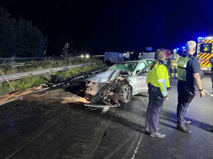 FF Bad Salzuflen: Drei Verletzte und ein Toter bei schwerem Verkehrsunfall auf der A2 / Feuerwehr Bad Salzuflen ist mit 50 Einsatzkräften bis in den Morgen vor Ort
