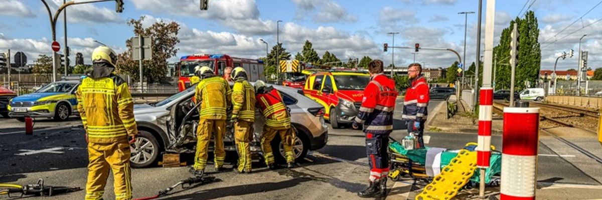 FW Dresden: Verkehrsunfall mit zwei Schwerverletzten