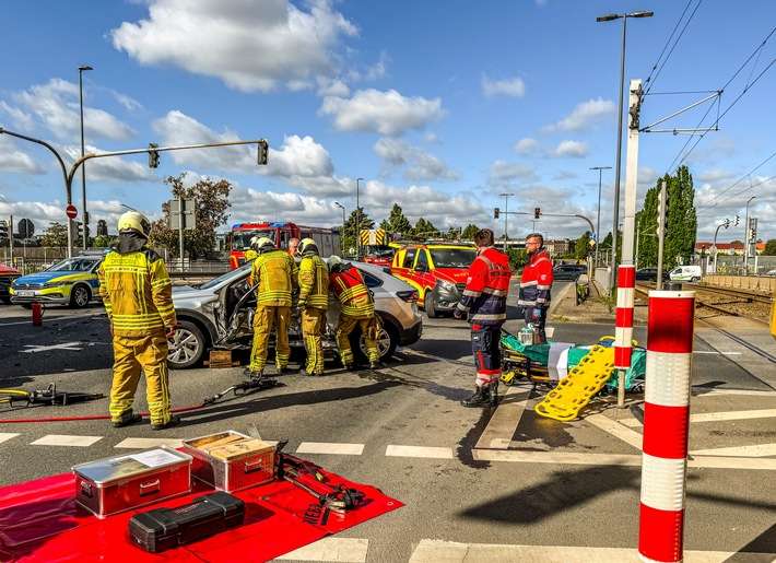 FW Dresden: Verkehrsunfall mit zwei Schwerverletzten