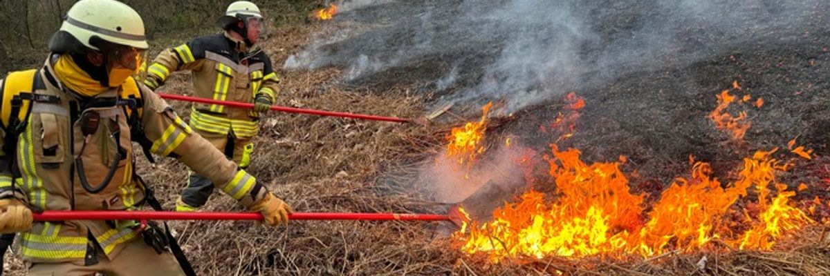 FW-EN: Am Nacken war ein erweiterter Löschzug im Einsatz.