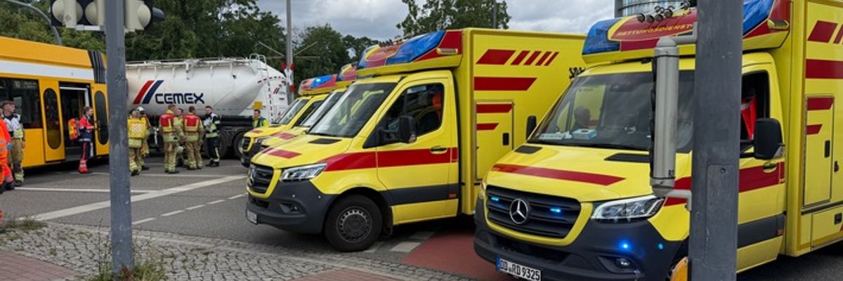 FW Dresden: Schwerer Verkehrsunfall zwischen Straßenbahn und Sattelzug