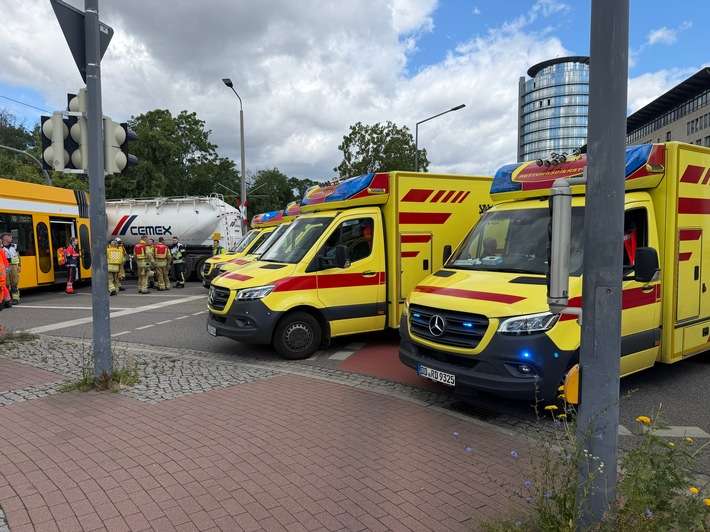 FW Dresden: Schwerer Verkehrsunfall zwischen Straßenbahn und Sattelzug