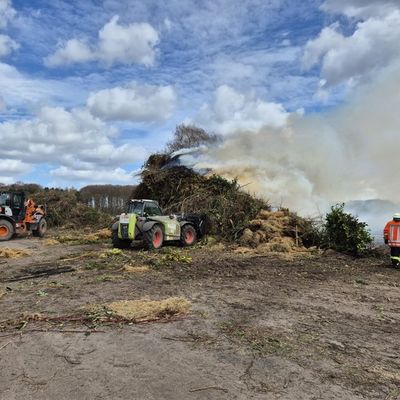 FW-ROW: Vorzeitiger Brand des Osterfeuers in Klein Meckelsen