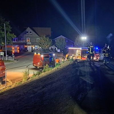 FW Lüchow-Dannenberg: +++ nächtliche Rettung auf der Elbe +++ "Ulmer Schachtel" läuft bei geringem Wasserstand auf Grund +++ Feuerwehr evakuiert über 30 Personen +++