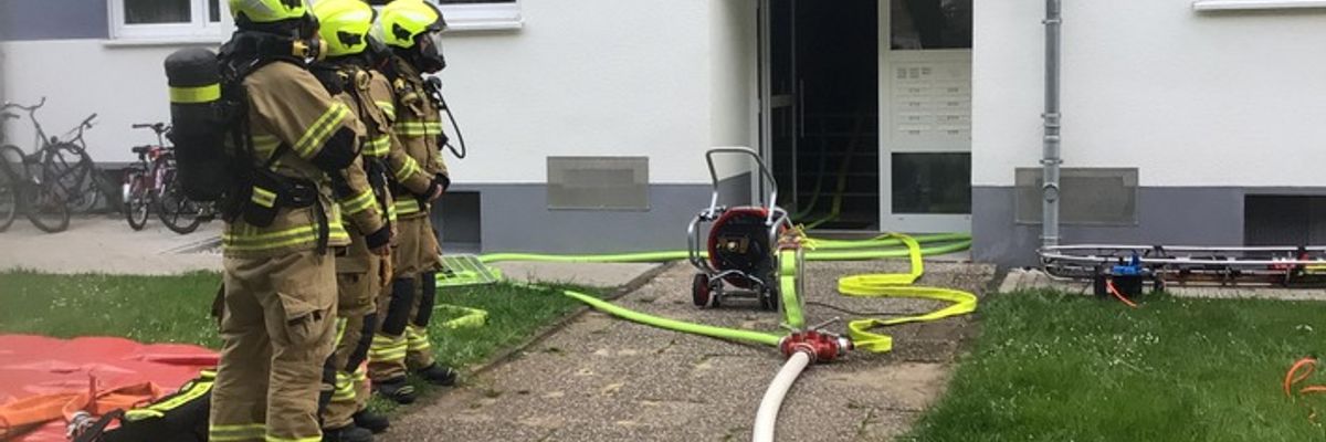 FW Paderborn: Wohnungsbrand mit Menschenleben in Gefahr in Paderborn-Schloß Neuhaus