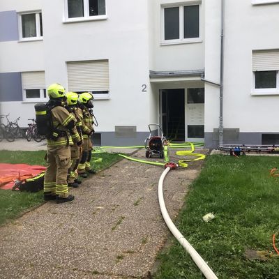 FW Paderborn: Wohnungsbrand mit Menschenleben in Gefahr in Paderborn-Schloß Neuhaus