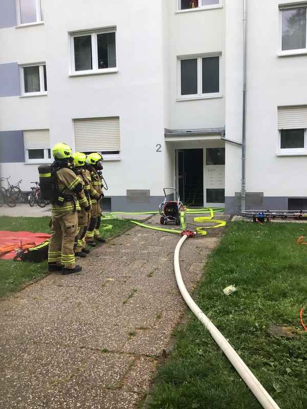 FW Paderborn: Wohnungsbrand mit Menschenleben in Gefahr in Paderborn-Schloß Neuhaus