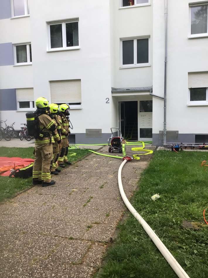 FW Paderborn: Wohnungsbrand mit Menschenleben in Gefahr in Paderborn-Schloß Neuhaus
