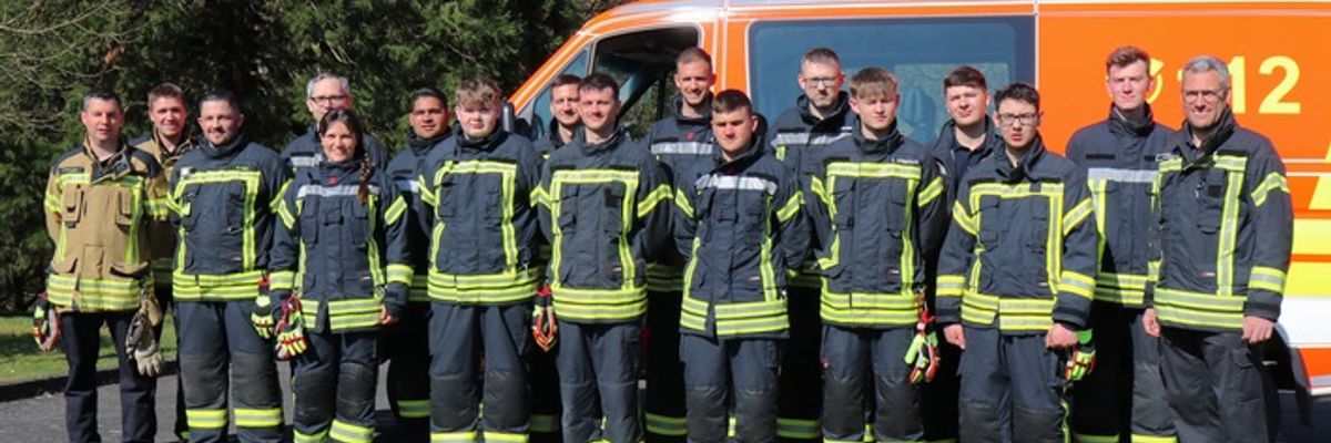 FW VG Asbach: Start in der Feuerwehr: 14 neue Mitglieder absolvieren Einführungslehrgang