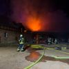 FW Lüchow-Dannenberg: +++ Nächtlicher Großeinsatz in Lüchow-Dannenberg +++ Feuer zerstört landwirtschaftliches Gebäude +++ Feuerwehr verhindert Ausbreitung +++ Person verletzt +++