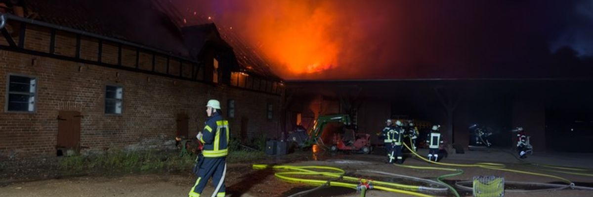 FW Lüchow-Dannenberg: +++ Nächtlicher Großeinsatz in Lüchow-Dannenberg +++ Feuer zerstört landwirtschaftliches Gebäude +++ Feuerwehr verhindert Ausbreitung +++ Person verletzt +++