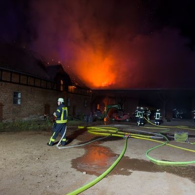 FW Lüchow-Dannenberg: +++ Nächtlicher Großeinsatz in Lüchow-Dannenberg +++ Feuer zerstört landwirtschaftliches Gebäude +++ Feuerwehr verhindert Ausbreitung +++ Person verletzt +++