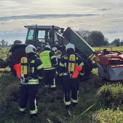 FW-AUR: Motorraum eines Schleppers in Flammen