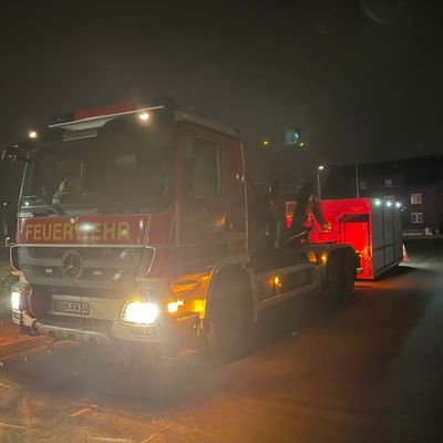 FW Dinslaken: Tierrettung in Dinslaken - Drei Katzen aus Versorgungsschacht gerettet