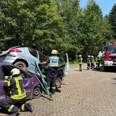 FW-AUR: Feuerwehr und Rettungsdienst trainieren komplexe Unfallszenarien
