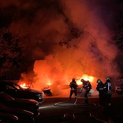 FW Paderborn: Drei Pkw auf abgeschlossenem Hinterhof in Vollbrand Feuerwehr verhindert Ausbreitung