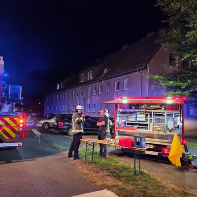FW-AR: Zimmerbrand in Hammerweide - Zwei Verletzte bei nächtlichem Feuerwehreinsatz