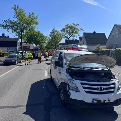 FW Neumünster: Verkehrsunfall in der Wasbeker Straße - Drei Verletzte ins Krankenhaus eingeliefert