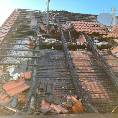 KFV-CW: Feuerwehr kann Ausbreiten eines Dachstuhlbrandes verhindern / Keine Verletzten / 300.000 Euro Sachschaden