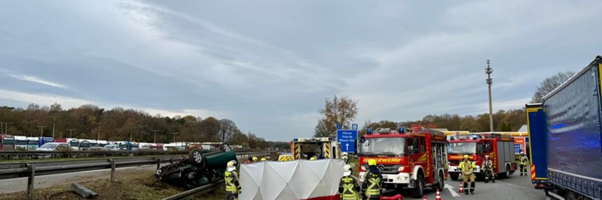 FW Hünxe: Pkw überschlägt sich auf der BAB 3