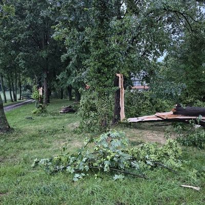 FW Grevenbroich: Erhebliche Sturmschäden in Grevenbroich-Neurath - Feuerwehr nach Gewitter im Dauereinsatz