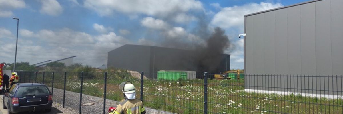 FW-ROW: Brand in Lagerhalle sorgt für starke Rauchentwicklung - MoWaS-Warnung ausgelöst