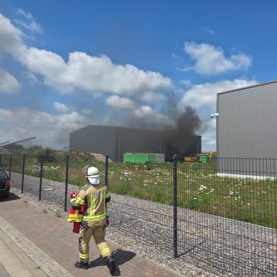 FW-ROW: Brand in Lagerhalle sorgt für starke Rauchentwicklung - MoWaS-Warnung ausgelöst