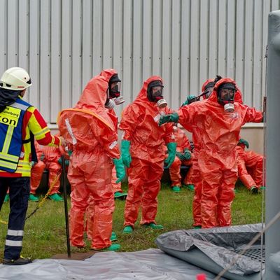 FW Lüchow-Dannenberg: +++ Großeinsatz bei Industrieunternehmen in Dannenberg +++ Feuerwehr kämpft stundenlang gegen Gefahrstoffaustritt +++