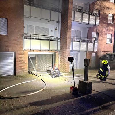 FW Bergheim: Feuerwehr löscht brennende Fahrzeuge in Tiefgarage Starke Rauchentwicklung - Mehrere PKW betroffen