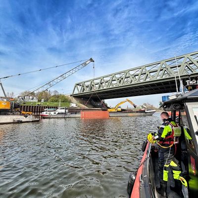 FW-NE: Containerschiff kollidiert mit Brücke | Container stürzen ins Wasser