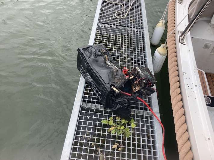 FW-OB: Rauchentwicklung auf Solarboot in der Marina Oberhausen