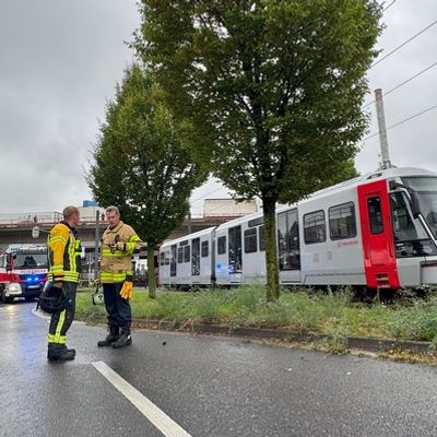 FW-NE: Verkehrsunfall zwischen LKW und Straßenbahn auf der Düsseldorfer Straße | Zwei Personen verletzt