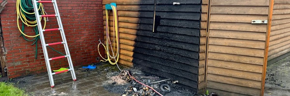 FW-OLL: Brennende Mülltonne setzt Schuppen in Brand - Schneller Einsatz der Feuerwehr verhindert Schlimmeres