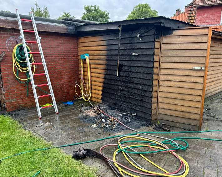 FW-OLL: Brennende Mülltonne setzt Schuppen in Brand - Schneller Einsatz der Feuerwehr verhindert Schlimmeres
