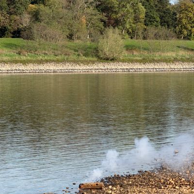 FW-NE: Brennende Phosphor-Brandbombe am Rheinufer | Niedrigwasser sorgte für Entzündung