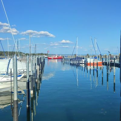 FW Konstanz: Ölteppich im Konstanzer Hafen