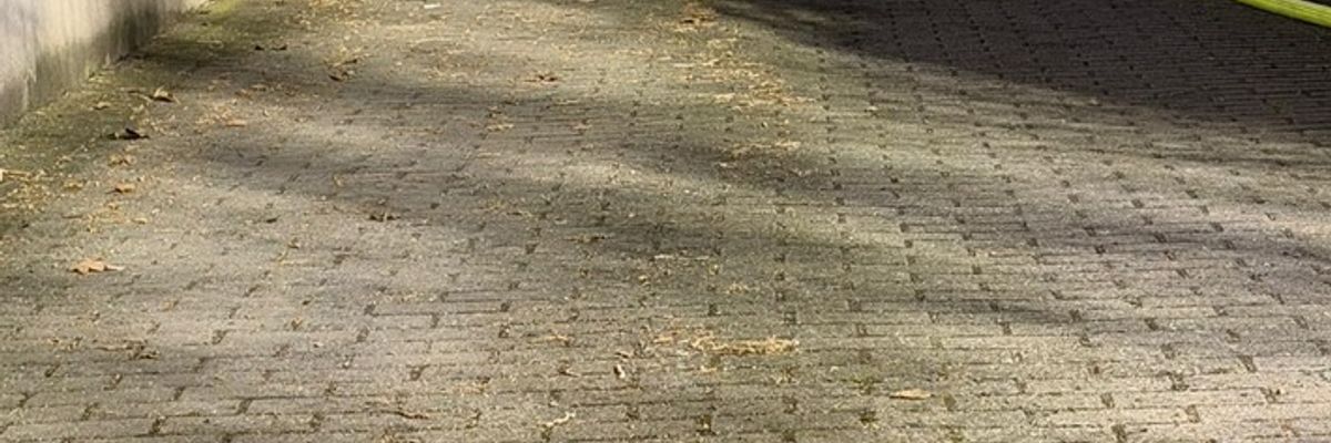 FW-Erkrath: E-Fahrzeug brennt in einer Tiefgarage