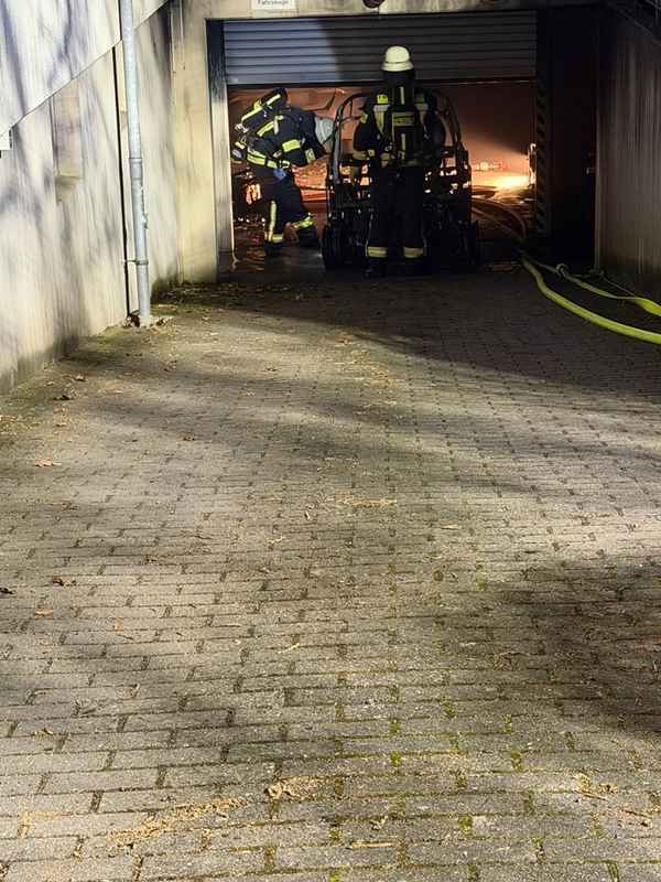 FW-Erkrath: E-Fahrzeug brennt in einer Tiefgarage