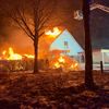 FW-ROW: Carportbrand greift auf Wohnhaus über - Rund 80 Kräfte im Einsatz