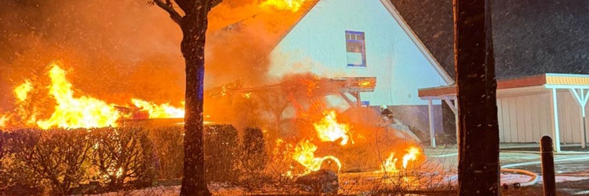 FW-ROW: Carportbrand greift auf Wohnhaus über - Rund 80 Kräfte im Einsatz