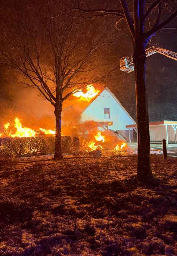 FW-ROW: Carportbrand greift auf Wohnhaus über - Rund 80 Kräfte im Einsatz