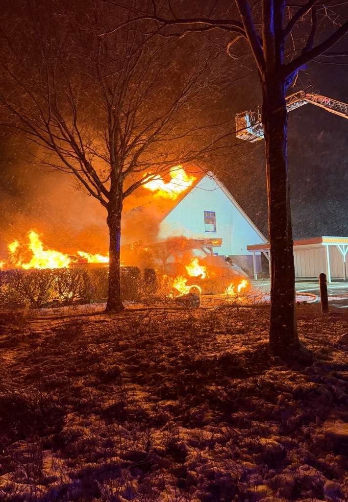 FW-ROW: Carportbrand greift auf Wohnhaus über - Rund 80 Kräfte im Einsatz
