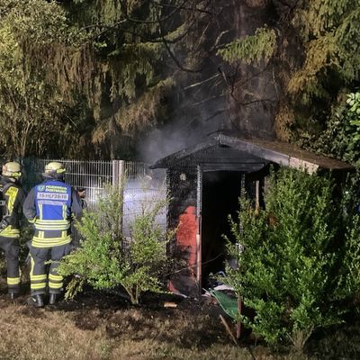 FW-DO: Meterhohe Flammen durch brennende Gartenlaube