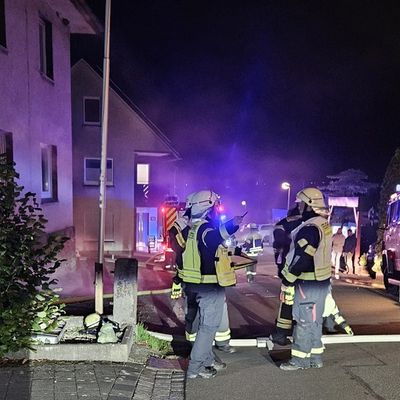 FW-AR: Interkommunale Herbstübung: Feuerwehren Arnsberg und Wickede erproben den Ernstfall