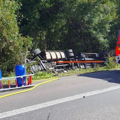 FW VG Asbach: LKW Unfall auf der A3 / 2 Leichtverletzte - lange Vollsperrung der Autobahn