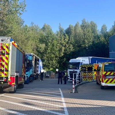 FW Hagen: Unfall auf Betriebsgelände, zwei verletzte Personen nach Reifenplatzer, Rettungshubschrauber im Einsatz