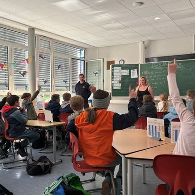 FW-OE: Brandschutz hautnah erleben - Erfolgreicher Brandschutztag an der Grundschule Kirchhundem