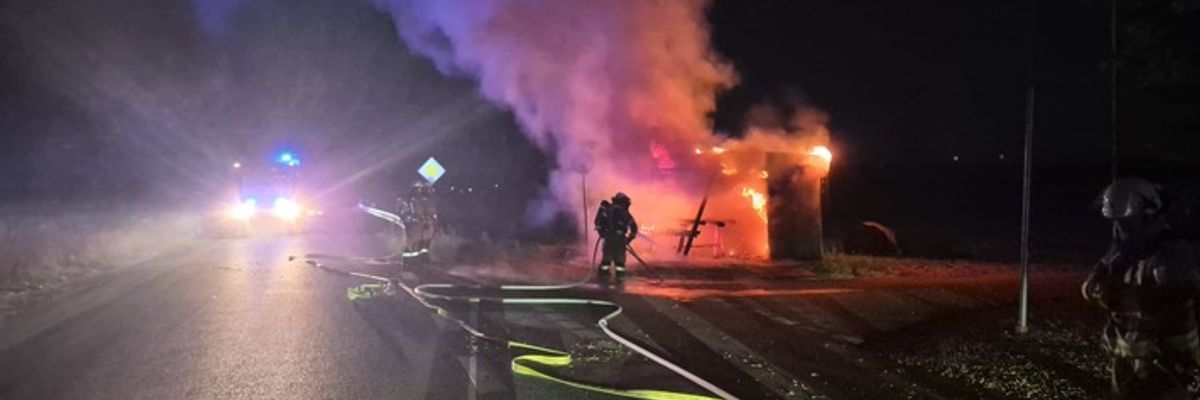FW Meerbusch: Nächtlicher Vollbrand eines Verkaufsstandes
